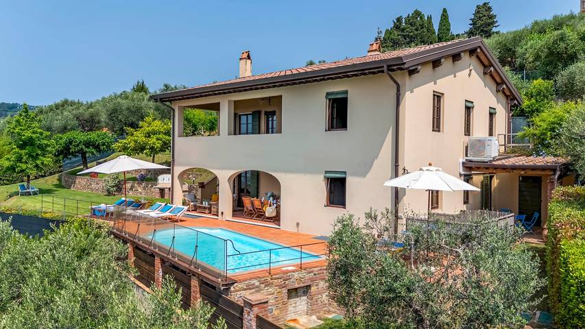 Villa per 8 persone, con Terrazza e Giardino nonché Panorama a Massarosa
