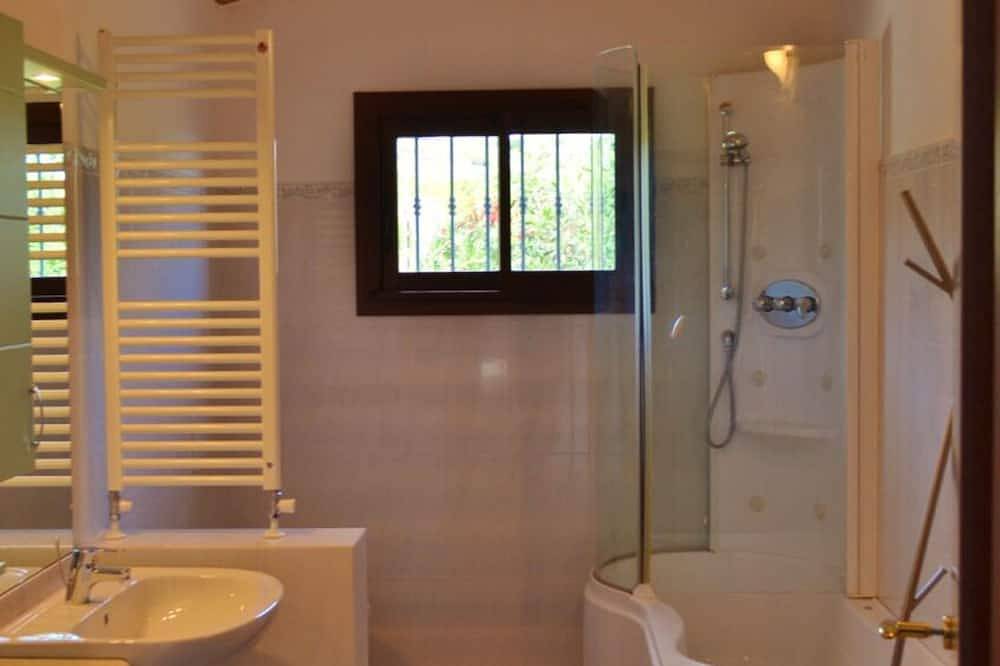 Villa Nemo, Liguria, perfetta vista mare e piscina privata, a 5 minuti dalla spiaggia in Riva Ligure, Riviera di Ponente