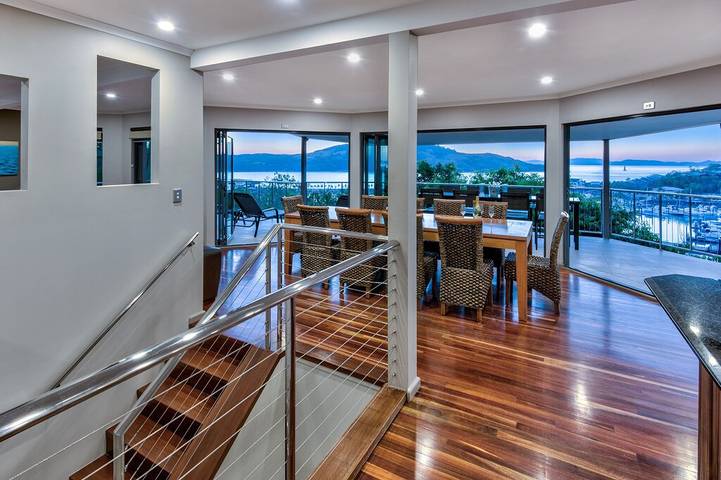Holiday home for 10 people, with balcony in Hamilton Island