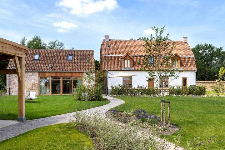 Location de vacances pour 22 personnes, avec Balcon et Jacuzzi ainsi que Terrasse et Jardin dans Polincove