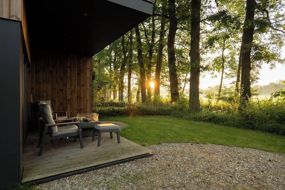 The forest lodge Royal: a 2-person stay in the forested park area. Peace, privacy and a unique nature experience near Winterswijk. in Achterhoek