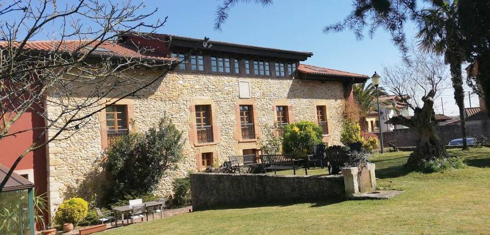 Hotel para 10 personas, con Terraza además de Jacuzzi y Jardín en Oviedo