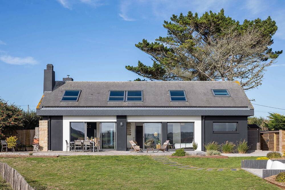 \"La Villa Sur La Baie\" vue sur la baie, piscine intérieure chauffée, plage à 50m in Kerlouan, Région de Brest