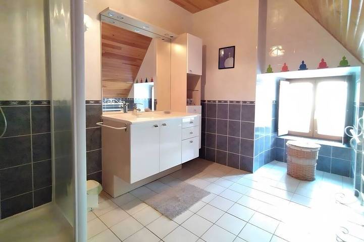 Location de vacances pour 7 personnes, avec terrasse et jardin à Jou-sous-Monjou - 4