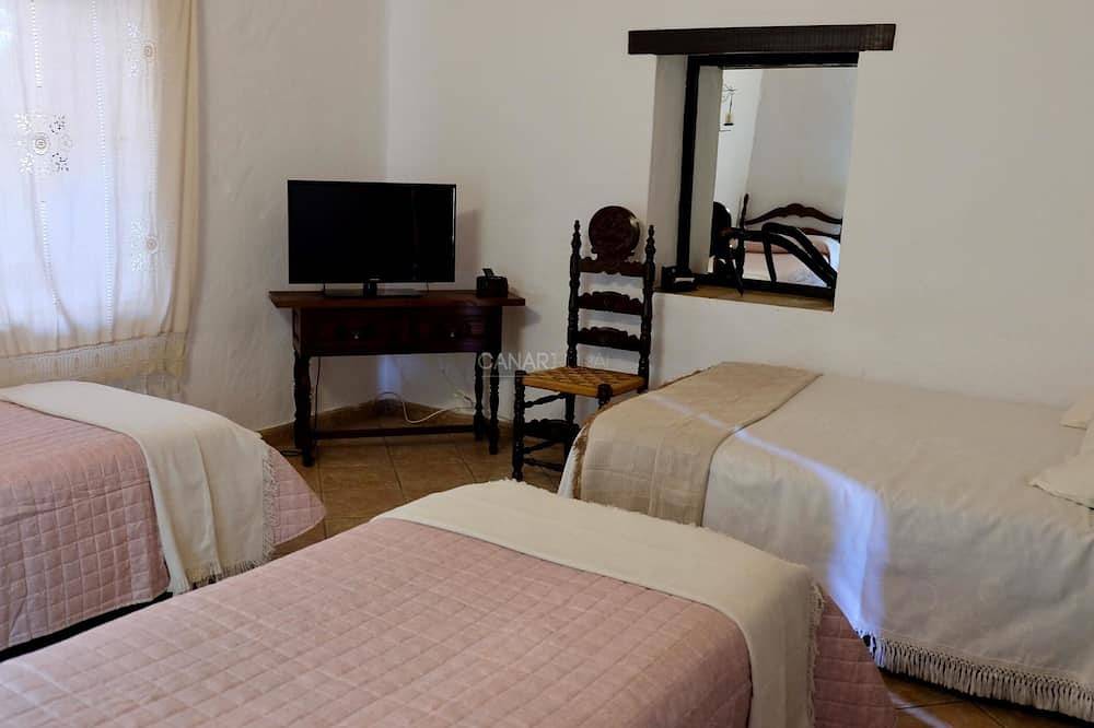 Charming Las Colmenas Cottage with Private Pool near Vibrant Tirajana in San Bartolomé de Tirajana, South Gran Canaria