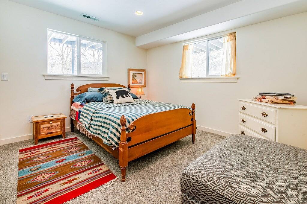 Uriges, zweistöckiges Haus mit voll ausgestatteter Küche, möblierter Terrasse und eingezäuntem Garten in Woods Bay, Flathead Nationalwald