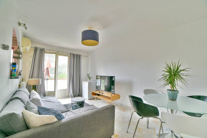 Ferieleilighet for 4 personer, med badebasseng og terrasse i tillegg til hage, dyr tillatt i Nice