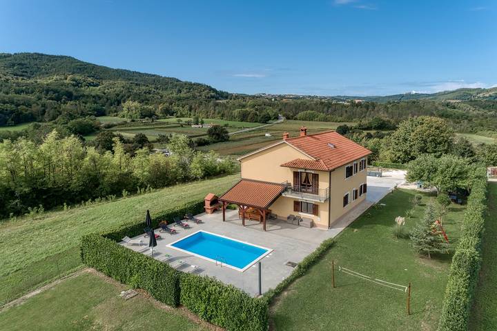 Smještaj za odmor za 10 osoba, s Balkon/terasa i Vrt, kao i Bazen u Stari grad Pazin