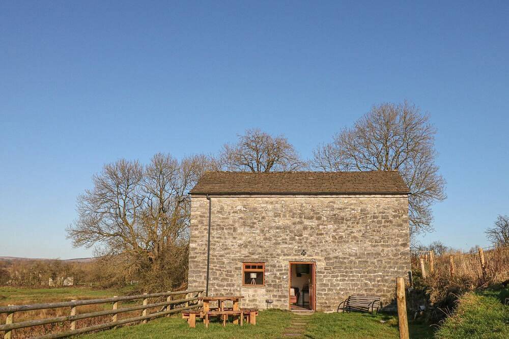 Columbine Barn, pet friendly, character holiday cottage in Bradwell in Bradwell (Derbyshire Dales), Derbyshire
