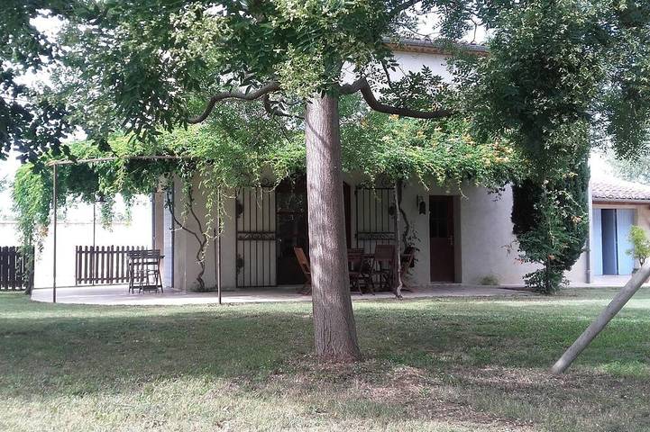 Location de vacances pour 7 personnes, avec terrasse et jardin à Le Cailar