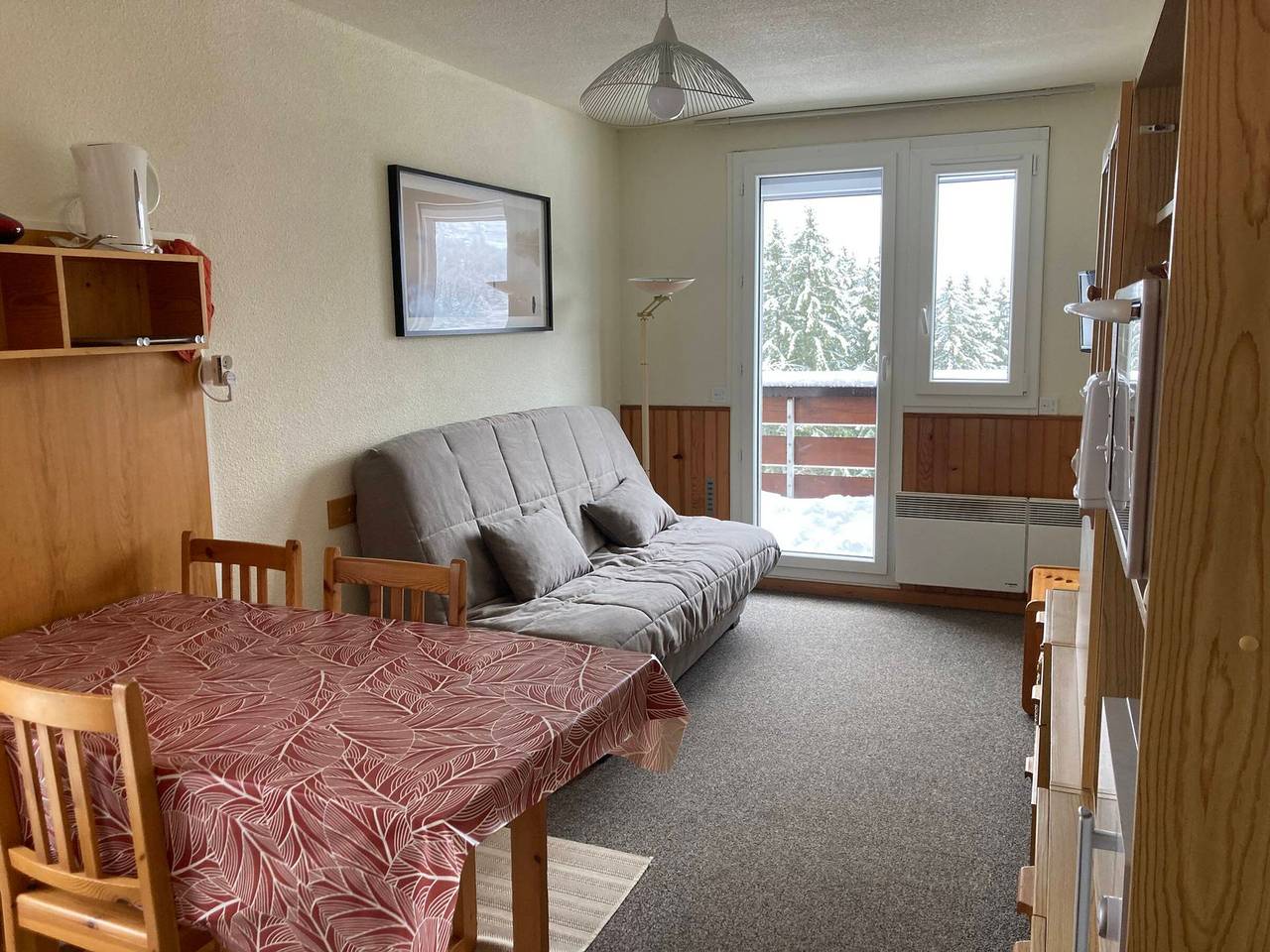 Entire apartment, Cozy Studio with Balcony, Near Slopes and Shops, Ski-in/Ski-out Access in La Ferrière, Le Pleynet