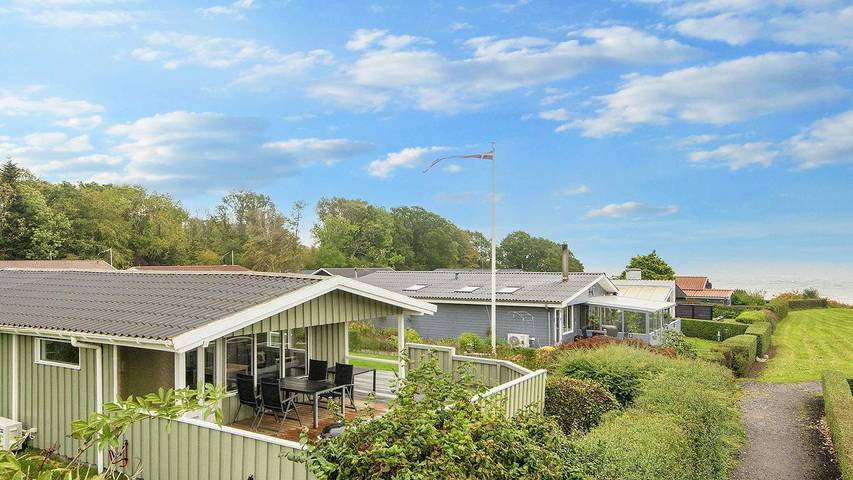 Ferieudlejning for 5 personer, med terrasse, husdyr tilladt i Pøt Strandby