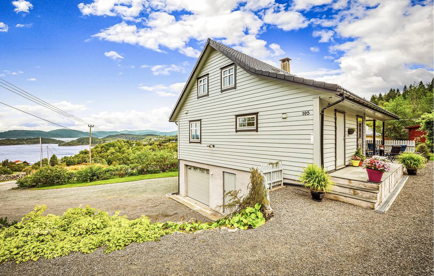 Ferienhaus für 8 Personen mit Terrasse in Tysnes