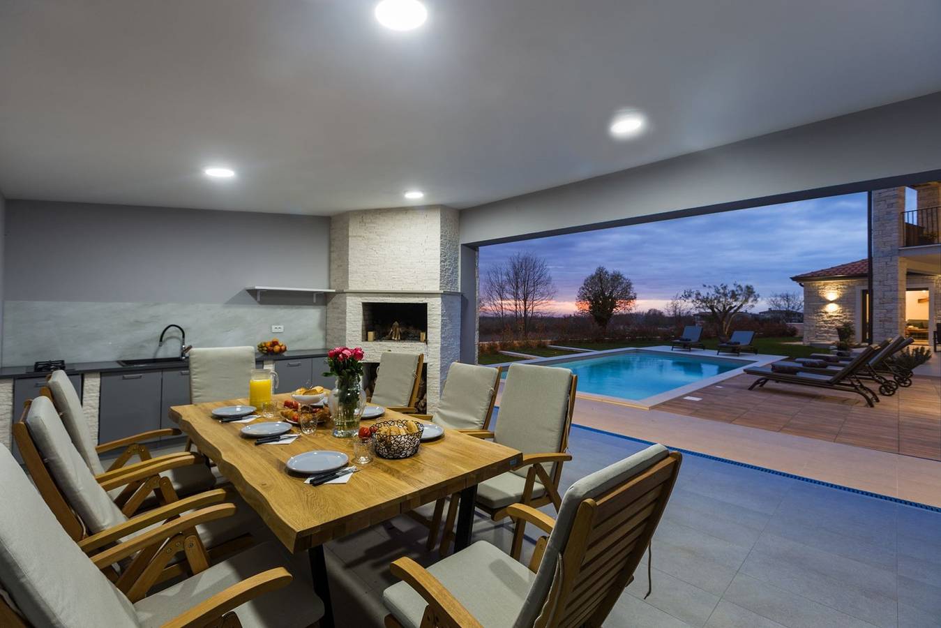 Villa Harmony mit Pool, Sauna und Whirlpool in Sveti Lovreč Pazenatički, Zentralistrien