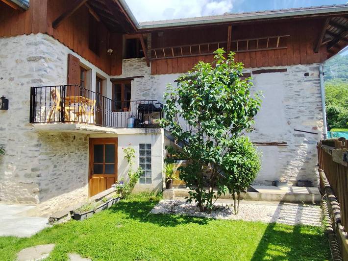 Gîte pour 4 personnes, avec Balcon et Terrasse ainsi que Jacuzzi et Jardin dans Saint-Maximin