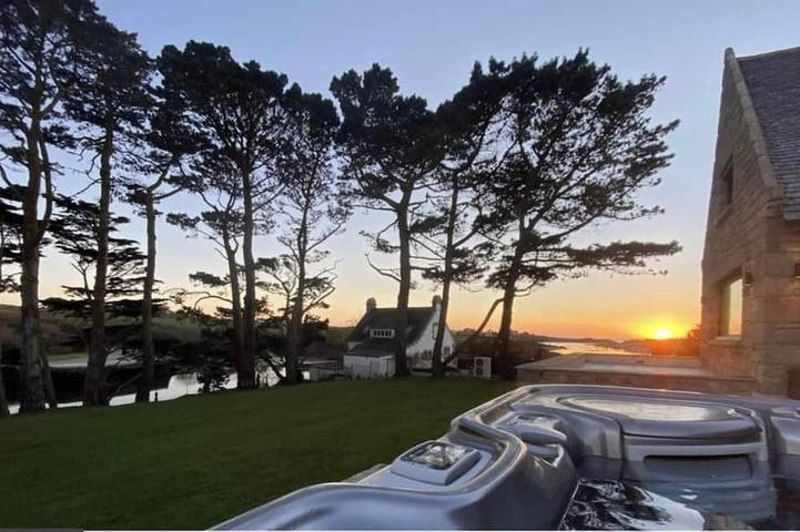 Gîte pour 10 personnes, avec jacuzzi ainsi que jardin et balcon à Lanildut