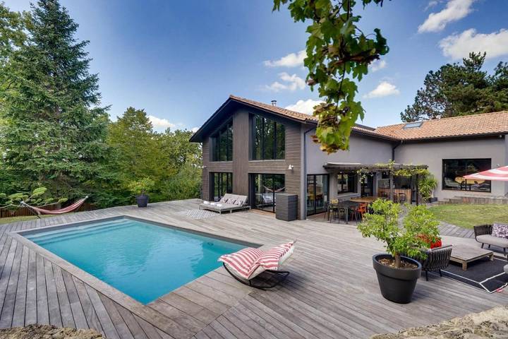 Location de vacances pour 14 personnes, avec Balcon et Terrasse ainsi que Jardin et Bassin pour enfant à Sainte-Eulalie