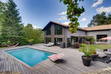 Location de vacances pour 14 personnes, avec vue et jardin ainsi que piscine et bassin pour enfant à Sainte-Eulalie