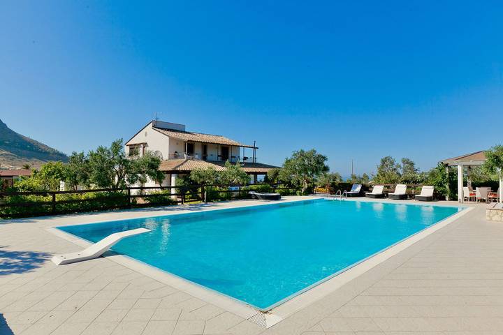 Villa per 10 persone, con giardino a Castellammare del Golfo