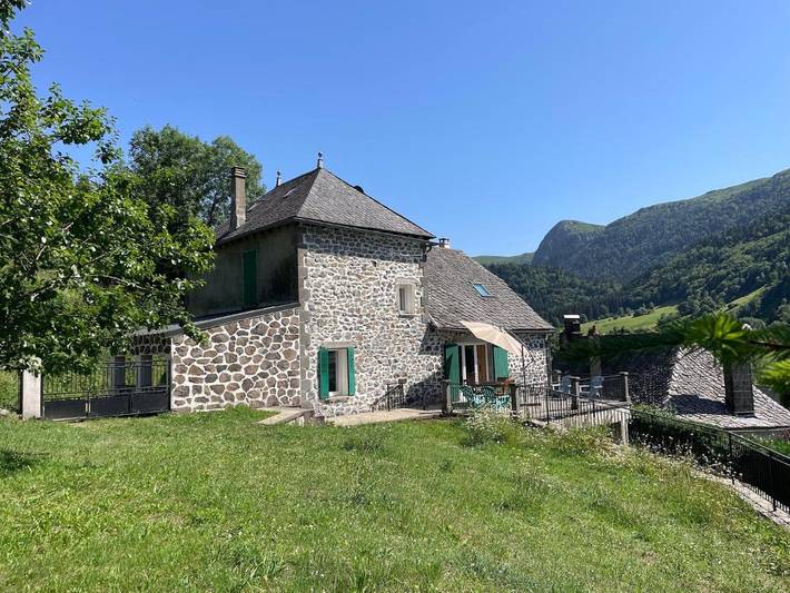 Location de vacances pour 8 personnes, avec vue et jardin à Le Falgoux