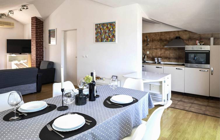 Entire holiday apartment, Charming Sea-View Apartment with Terrace & Parking, 2.5km to Beach in Supetar, Brac