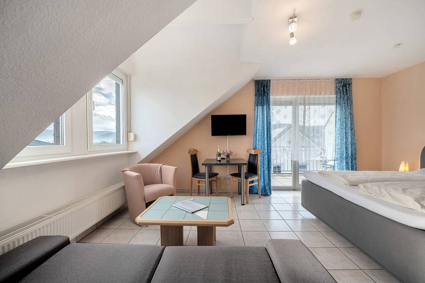 Entire apartment, Apartment 'Fewo Goofy' with Mountain View, Private Garden and Wi-Fi in Thörnich, Moseleifel