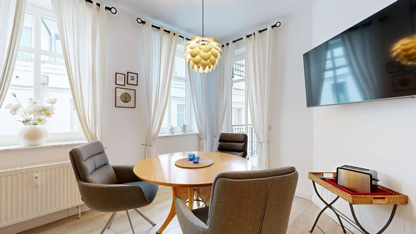 Appartement entier, Moderne Ferienwohnung in unmittelbarer Strandlage, seitlicher Ostseeblick in Ostseebad Binz, Binz