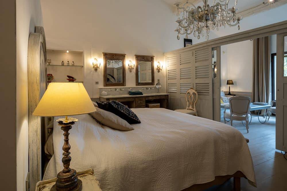 Charming And Standing Rental In Provence \nin the heart of a family estate in Lagnes, Parc naturel régional du Luberon