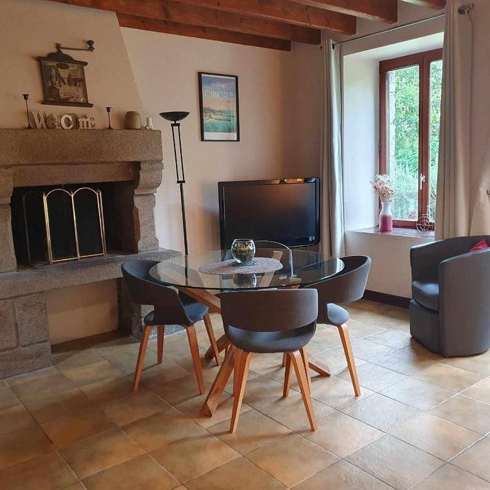 Location de vacances pour 3 personnes, avec vue ainsi que jardin et piscine, animaux acceptés à Bonnemain - 3