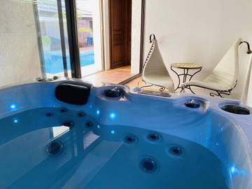 Location de vacances pour 4 personnes, avec vue ainsi que piscine et jardin à La Crau