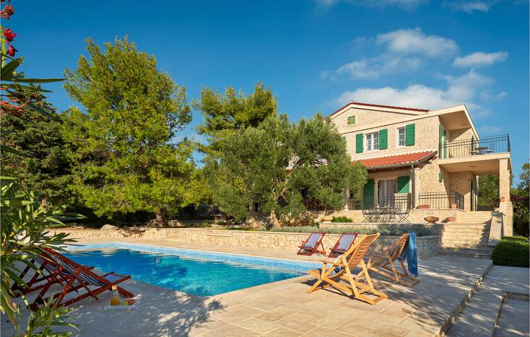 Holiday home for 8 people, with pool and terrace as well as garden in Lun