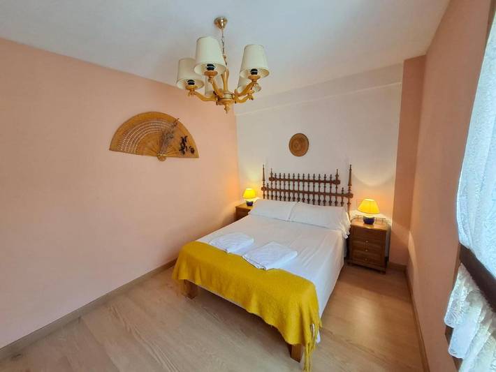 Apartamento para 5 personas, con jardín y piscina, Se admiten mascotas en El Pueyo de Jaca