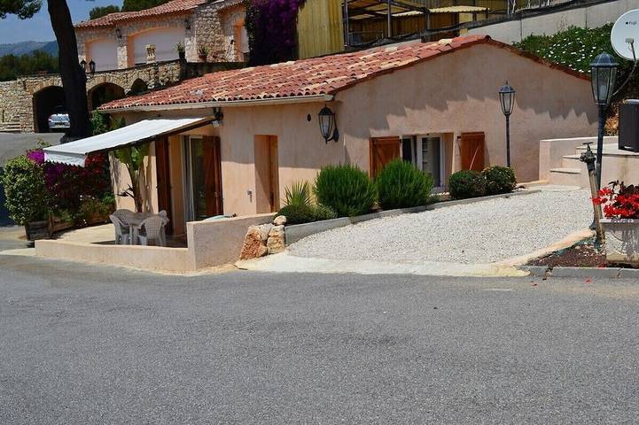Location de vacances pour 5 personnes, avec terrasse à La Gaude