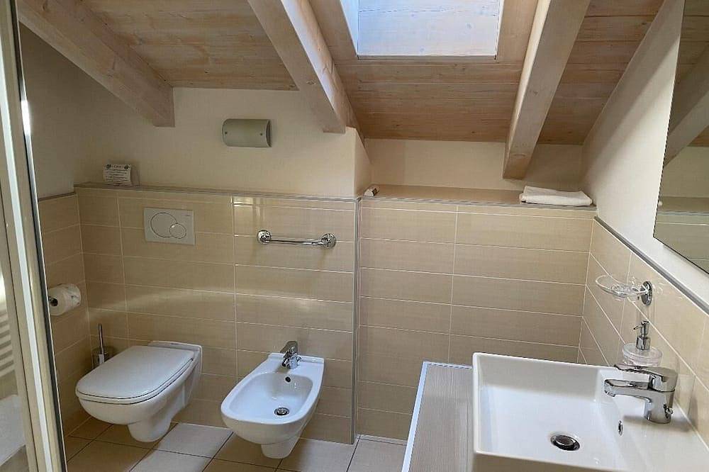 Ganze Wohnung, \"Residence Cafelicita – Lake-view apart. Simpatia, infinity pool & jacuzzi\" in San Carlo (Como), Gravedona ed Uniti