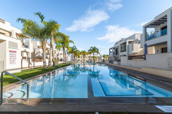 Geheel appartement, Appartement 'Costa Casa Fens' met Gedeeld Zwembad, Wi-Fi en Airconditioning in Torrevieja, Costa Blanca