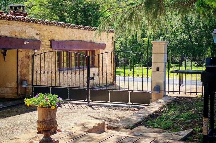 Location de vacances pour 6 personnes, avec piscine et jardin, animaux acceptés à Urval