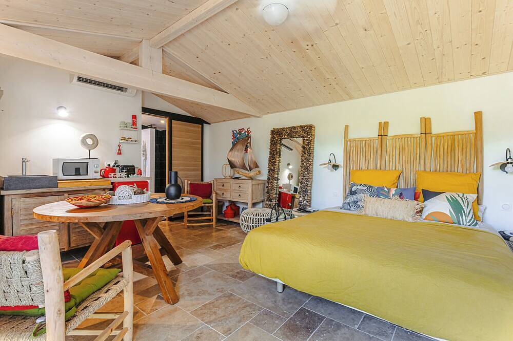 Bed and Breakfast 'Esprit Rétais' with Air Conditioning in Sainte-Marie-de-Ré, Ile de Re
