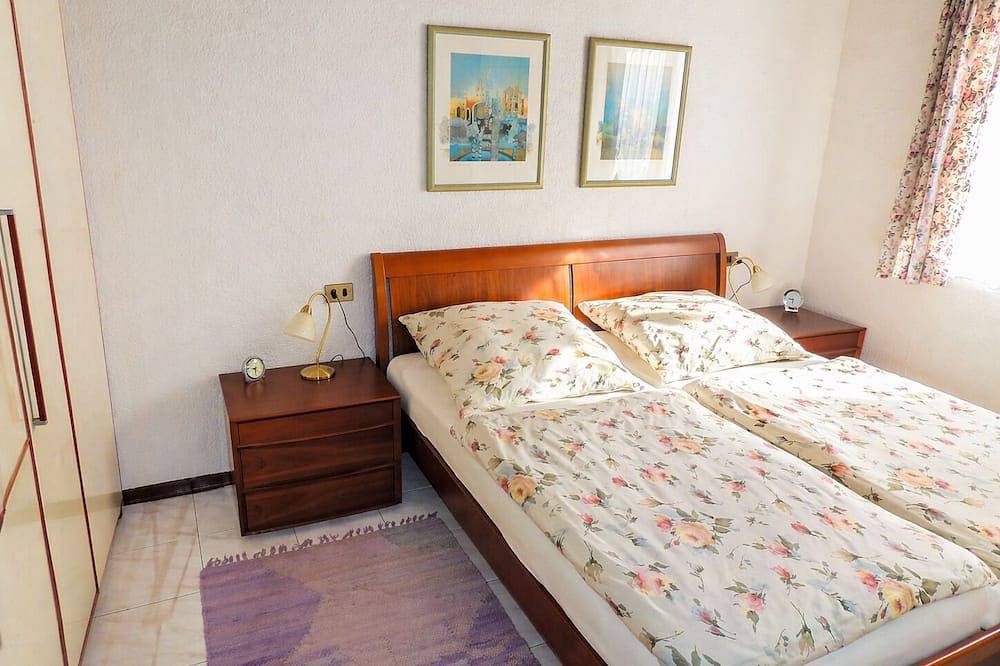 Ganze Wohnung, 2-Zimmer-Wohnung mit Balkon und wunderschöner Seesicht in Pino sulla Sponda del Lago Maggiore, Maccagno con Pino e Veddasca