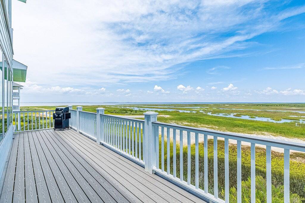 Beautiful bayfront home with pool, hot tub & central Ac in Galveston Island, Galveston