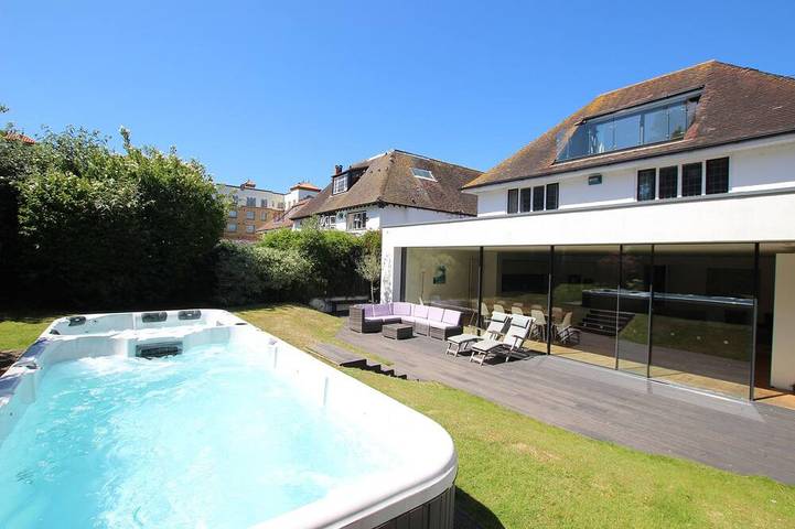 Beach house for 12 people, with balcony and garden in Bournemouth