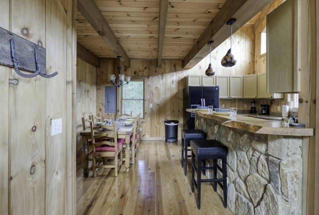 Genießen Sie es, nur wenige Minuten von der Innenstadt von Blue Ridge mit 2 Fischteichen, einem Whirlpool, Wlan und vielem mehr entfernt zu sein in Chattahoochee National Forest