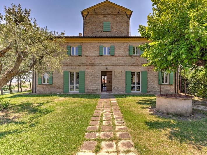 Agriturismo per 10 persone, con Terrazza e Giardino nonché Piscina in Provincia di Ancona