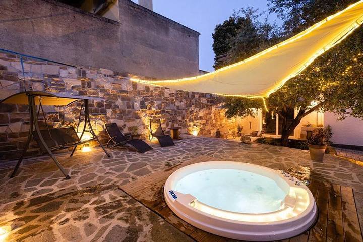 Villa per 6 persone, con Idromassaggio e Terrazza nonché Giardino a Comune di Angera
