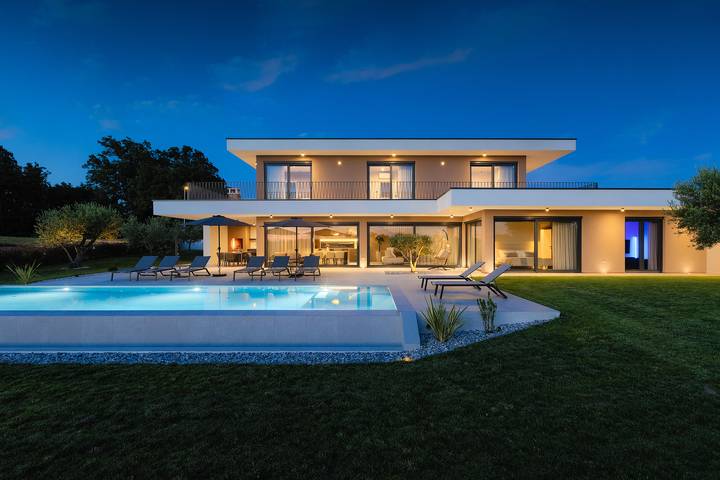 Location de vacances pour 8 personnes, avec balcon ainsi que piscine et jardin à Motovun