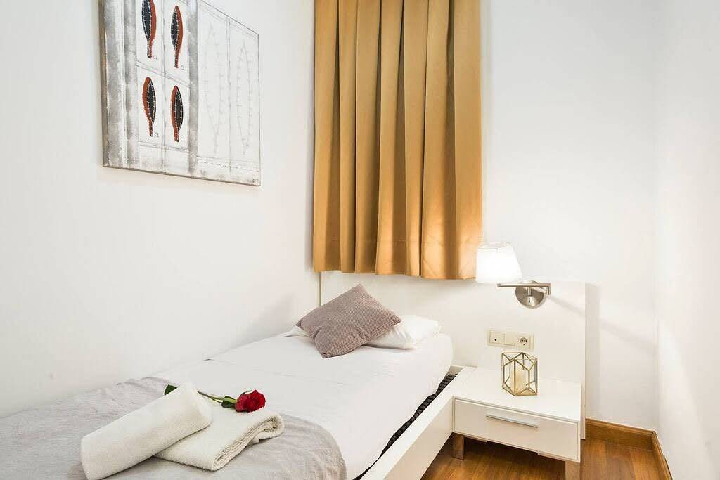 Entire apartment, Placa Urquinaona|Central and comfortable 4Bd 3Bth in Barcelona Centre, Barcelona