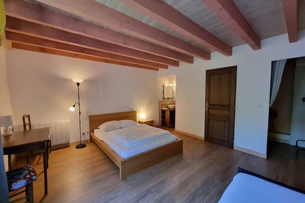 Grande maison de campagne avec jardin clôturé, animaux de compagnie acceptés. in Bazus-Aure, Parc national des Pyrénées