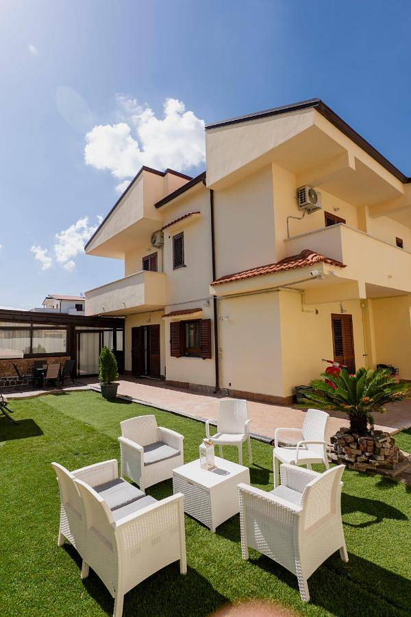 Gîte pour 4 personnes, avec jardin ainsi que piscine et vue, animaux acceptés dans Gallico Marina