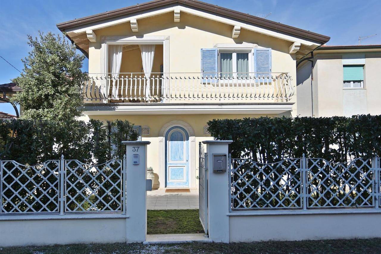 Villa in Marina di Pietrasanta, Pietrasanta