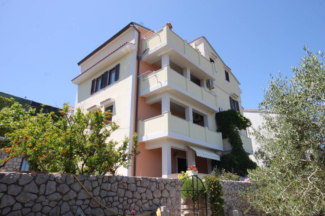 Ganze Wohnung, 1-Zimmer-Ferienwohnung mit Balkon und Meerblick Mali Losinj, Losinj A-7879-b in Mali Lošinj, Lošinj (Kvarner Bucht)
