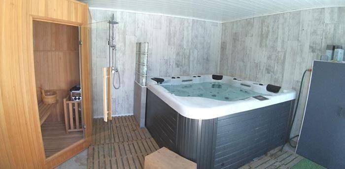Chambre d’hôte pour 2 personnes, avec jacuzzi et sauna ainsi que piscine et jardin à Salles - 4